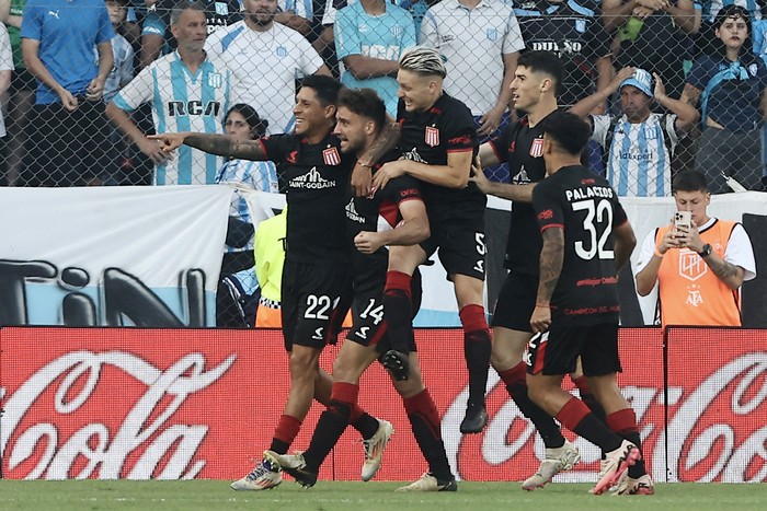 Sebastián Boselli (2i), de Estudiante de la Plata, celebra su gol ante Racing, el 4 de diciembre, en el estadio Presidente Perón de Avellaneda, Provincia de Buenos Aires. · Foto: Alejandro Pagni, AFP