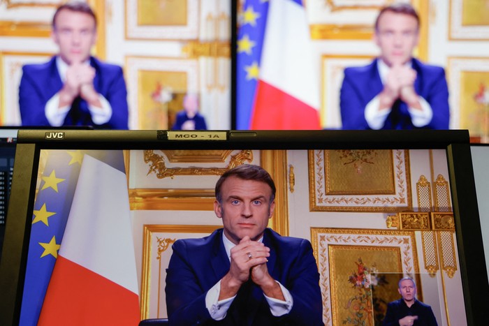 Emmanuel Macron, durante la transmisión televisada desde el Palacio presidencial del Elíseo, el 5 de diciembre de 2024, en París. · Foto: Ludovic Marin, AFP