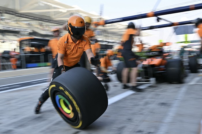 Mecánicos de McLaren, el 6 de diciembre, durante la primera sesión de entrenamientos previos al Gran Premio de Fórmula Uno de Abu Dabi en el circuito Yas Marina. · Foto: Andrej Isakovic, AFP