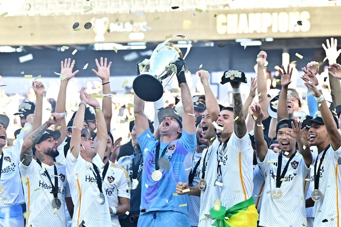 Los jugadores de Los Ángeles Galaxy celebran después de ganar el partido final de la Copa Major League Soccer con New York Red Bulls, el 7 de diciembte, en el Dignity Health Sports Park en Carson, California. · Foto: Federic J. Brown, AFP