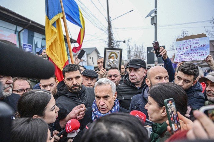 El candidato presidencial de extrema derecha Calin Georgescu habla con los medios de comunicación al llegar a una protesta contra la anulación de las elecciones presidenciales, el 8 de diciembre de 2024, cerca de Bucarest. · Foto: Daniel Milhailescu / AFP