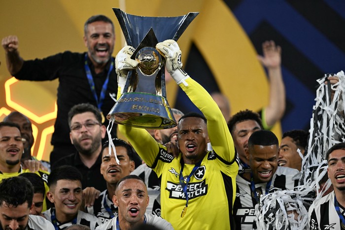 John Victor, golero de Botafogo, levanta el trofeo con sus compañeros después de ganar el Brasileirão frente a São Paulo, el 8 de diciembre, en el Estadio Olímpico Nilton Santos de Río de Janeiro. · Foto: Mauro Pimentel, AFP