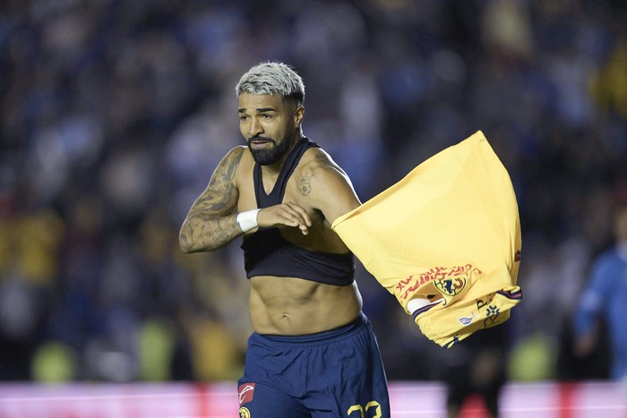 Rodrigo Aguirre, del América, celebra su gol ante Cruz Azul, el 8 de diciembre, en el estadio Ciudad de los Deportes en la Ciudad de México. · Foto: Alfredo Estrella, AFP