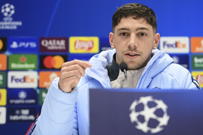 Federico Valverde durante una conferencia de prensa previa al partido ante Atalanta por la UEFA Champions League, el 9 de diciembre en el estadio Gewiss en Bérgamo. · Foto: Piero Cruciatti, AFP