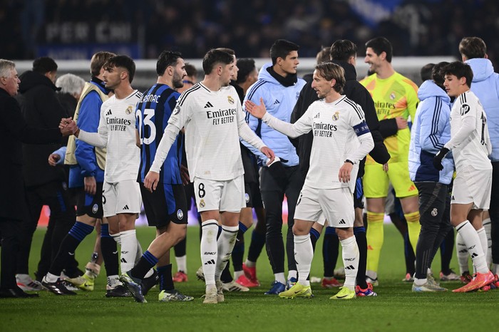 Federico Valverde y Luca Modric, tras la victoria de Real Madrid ante Atalanta, en el estadio Gewiss en Bérgamo. · Foto: Marco Bertorello, AFP