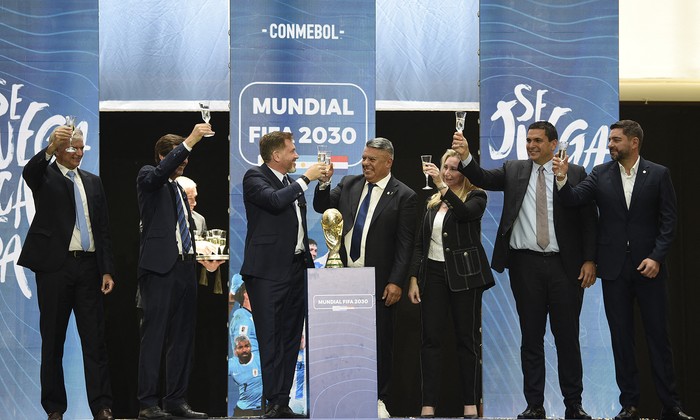 Celebración de la ratificación de Argentina, Paraguay y Uruguay como países anfitriones de la Copa Mundial FIFA 2030, durante el Congreso de la FIFA, el 11 de diciembre, en Luque, Paraguay. · Foto: Daniel Duarte, AFP