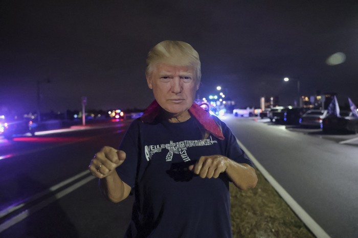 Seguidora de Donald Trump cerca de su resort Mar-a-Lago, el 11 de diciembre en Palm Beach, Florida. · Foto: Joe Raedle, Getty Images, AFP