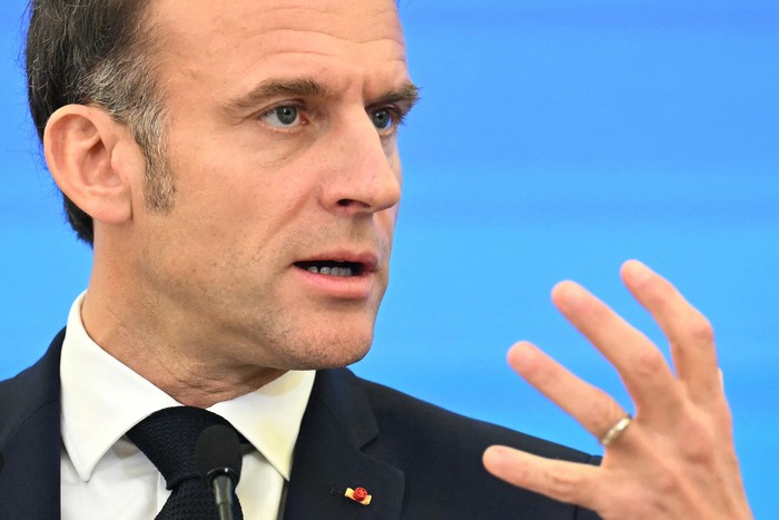 Emmanuel Macron durante la conferencia de prensa conjunta con el primer ministro de Polonia, el 12 de diciembre, en Varsovia, Polonia. · Foto: Sergei Bobok, AFP