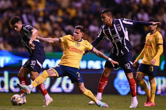 Jorge Rodríguez de Monterrey, Brian Rodríguez de América y Sebastián Vegas de Monterrey durante el partido de ida de la final del torneo Apertura de la Liga MX en el Estadio Cuauhtémoc en Puebla, México, el 12 de diciembre de 2024. · Foto: Carl De Souz, AFP