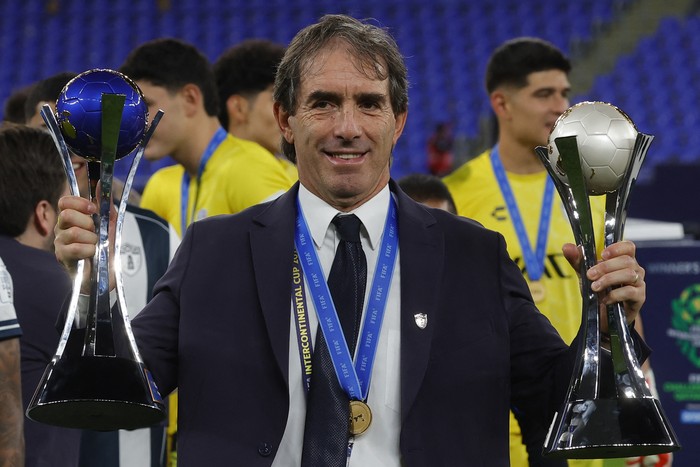 El técnico uruguayo de Pachuca, Guillermo Almada,  al final del partido por la Copa Intercontinental de la FIFA 2024 , entre el Pachuca de México y el Al-Ahly de Egipto, el 14 de diciembre,  en el estadio 974,  de Doha. · Foto:  Karim Jaafar, AFP