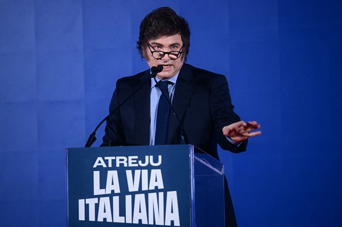 Javier Milei, durante la reunión política de Atreju organizada por los jóvenes militantes del partido de derecha italiano Hermanos de Italia, el 14 de diciembre de 2024, en Roma. · Foto: Filippo Monteforte, AFP