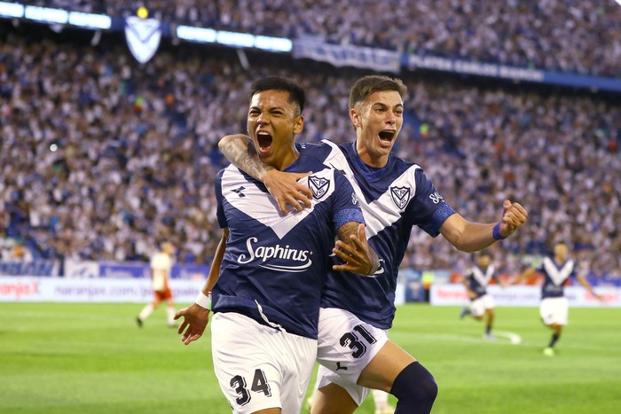 Damián Fernández y Valentín Gómez, de Vélez Sarsfield, celebran tras el gol de Fernández ante Huracán, el 15 de diciembre, en el estadio José Amalfitani, en Buenos Aires. · Foto: Alejando Pagni, AFP