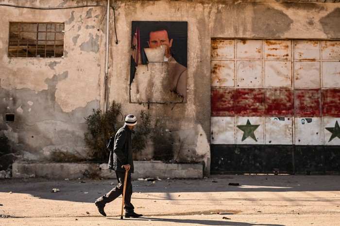 Retrato de Bashar al-Assad en la ciudad de Adra, en las afueras del noreste de Damasco, el 16 de diciembre de 2024. · Foto: Aris Messinis, AFP