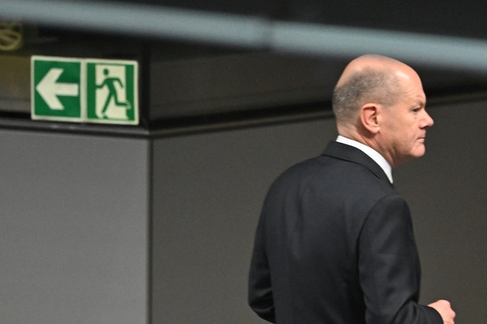 Olaf Scholz, durante la sesión plenaria en el Bundestag (Cámara Baja del Parlamento), en Berlín el 16 de diciembre de 2024. · Foto: Ralf Hirschberger, AFP