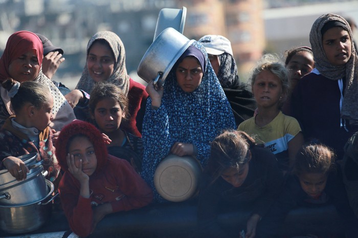 Palestinos en un centro de distribución de comida, el 17 de diciembre, al sur de Khan Yunis, en el sur de la Franja de Gaza. · Foto: Bashar Talev, AFP