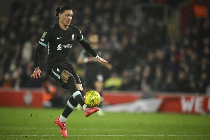 Darwin Núñez durante el partido Southampton-Liverpool por la Copa de la Liga Inglesa, en el estadio St. Mary's de Southampton. · Foto: Justin Tallis, AFP