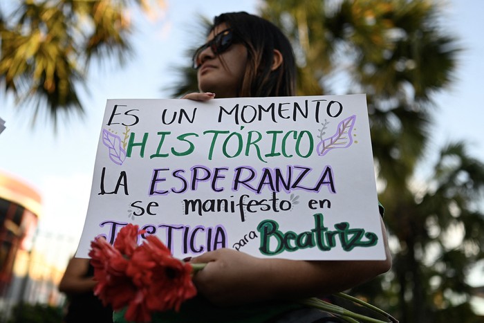 Manifestación para celebrar el fallo de la Corte Interamericana de Derechos Humanos en el caso "Beatriz y otros vs El Salvador", el 20 de diciembre, en San Salvador. Foto: Marvin Recinos, AFP