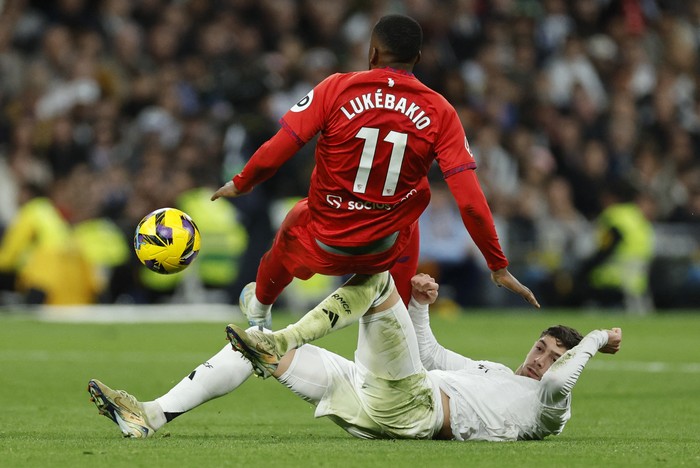 Dodi Lukebakio, de Sevilla y Federico Valverde, de Real Madrid, cdurante el partido de fútbol de la liga española entre el Real Madrid CF y el Sevilla FC, el 22 de diciembre,  en el estadio Santiago Bernabeu, de Madrid. · Foto: Óscar del Pozo, AFP