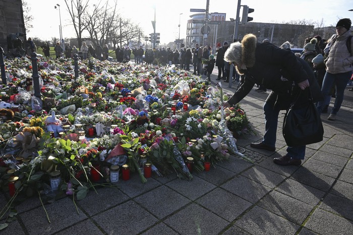 Memorial improvisado en memoria de las víctimas del ataque en el mercado navideño en Magdeburgo, este de Alemania, el 23 de diciembre. · Foto: Ralf Hirschberger, AFP