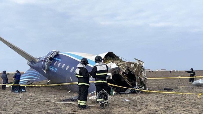 Trabajos de rescate en el avión de Azerbaijan Airlines, estrellado en Kazakhstan. Foto: Ministerio de situaciones de emergencia de Kazakhstan, AFP.