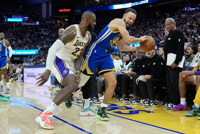 Stephen Curry, de los Golden State Warriors, y LeBron James, de Los Angeles Lakers, eo 25 de diciembre, durante la segunda mitad en el Chase Center en San Francisco, California. Foto: Thearon W. Henderson, Getty Images, AFP.