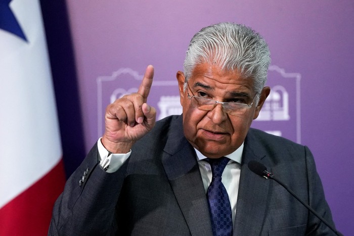 El presidente de Panamá, José Raúl Mulino, durante su conferencia de prensa semanal en el palacio presidencial en Ciudad de Panamá el 26 de diciembre de 2024. · Foto: Arnulfo Franco, AFP