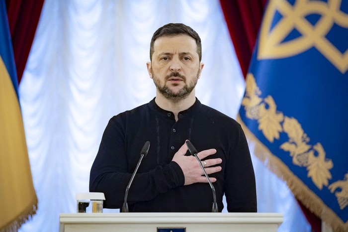 Volodímir Zelenski, durante una ceremonia de premiación a soldados, en Kiev.  Foto: Presidencia de Ucrania, AFP