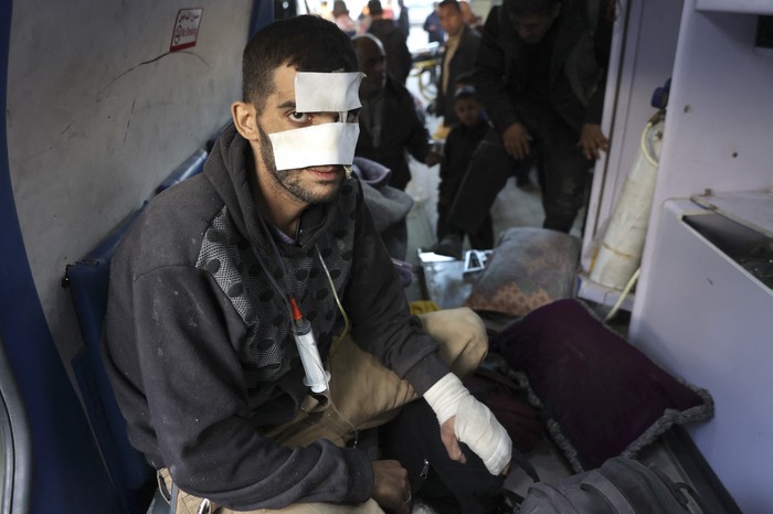 Heridos provenientes del hospital Kamal Adwan atacado por fuerzas israelíes llegan al hospital Al-Shifa en Gaza. · Foto: Omar Al-Qattaa, AFP