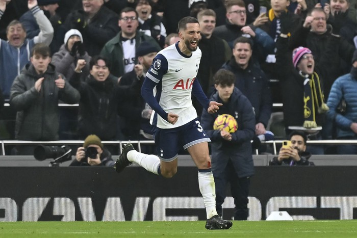 Rodrigo Bentancur, de Tottenham Hotspur, tras convertir durante el partido ante Wolverhampton Wanderers, en Londres. · Foto: Glyn Kirk, AFP