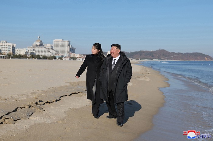 Kim Jong Un y su hija Ju Ae, durante una visita a la "Zona Turística de la Costa de Kalma", el 31 de diciembre de 2024, en la ciudad norcoreana de Wonsan. Foto:AFP/KCNA, via KNS