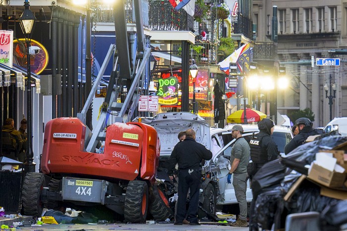 Investigadores de la Policía rodean un camión blanco que se estrelló contra un ascensor de trabajo en el Barrio Francés de Nueva Orleans, Luisiana, el 1° de enero de 2025. Foto: Matthew Hinton, AFP