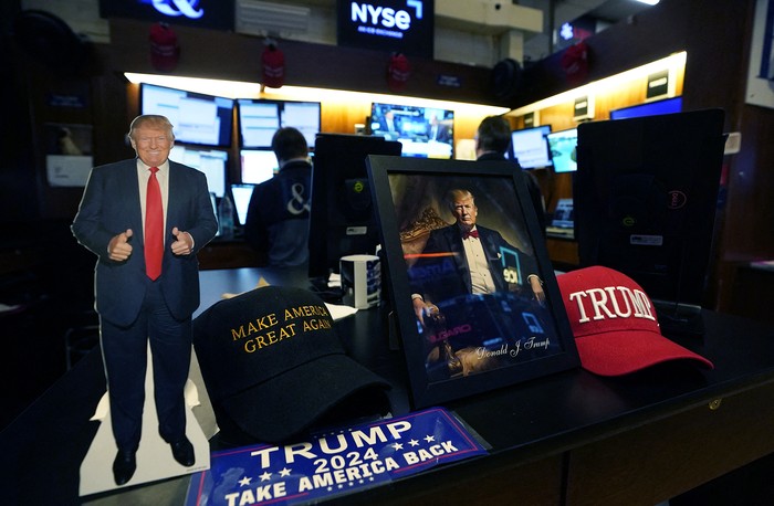 El presidente electo de Estados Unidos, Donald Trump, exhibe artículos mientras operadores y profesionales financieros trabajan en el piso de la Bolsa de Valores de Nueva York (NYSE) durante la primera sesión del nuevo año el 2 de enero de 2025, en la ciudad de Nueva York. · Foto: Timothy A. Clary, AFP