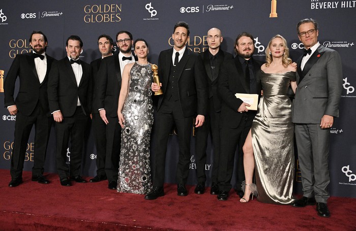 El elenco, guionista y director de la Mejor película por _The Brutalist_, el 5 de enero, durante la 82a edición anual de los Premios Globo de Oro en el hotel Beverly Hilton de Beverly Hills, California. Foto: Robyn Beck, AFP.