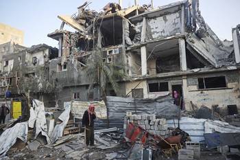 Edificio destruido tras un ataque aéreo israelí contra el campamento de refugiados palestinos de Bureij, en el centro de la Franja de Gaza. · Foto: Eyad Baba, AFP