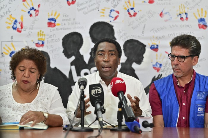 Lourdes Peralta, del Movimiento de Mujeres, Uriel Castillo, del movimiento afrodescendiente ecuatoriano Y Billy Navarrete director del Comité Permanente por la Defensa de los Derechos Humanos, hablan con la prensa, en Guayaquil. · Foto: Marcos Pin, AFP