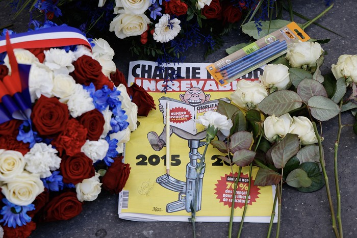 Edición especial de Charlie Hebdo, frente a las antiguas oficinas de la revista, durante las conmemoraciones por los 10 años del ataque islamista, el 7 de enero, en París. Foto: Ludovic Marin, pool,  AFP.