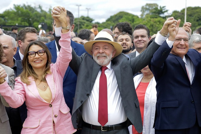 Rosangela da Silva, Luiz Inácio Lula da Silva y Geraldo Alckmin, el 8 de enero, durante la ceremonia en defensa de la democracia y recordando el intento de golpe de Estado, en el Palacio de Planalto, en Brasilia. · Foto: Sergio Lima, AFP