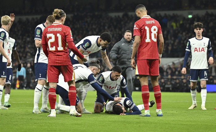 Rodrigo Bentancur en el piso tras una caída durante el partido Tottenham Hotspur-Liverpool, en Londres. · Foto: Justin Tallis, AFP