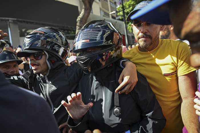 María Corina Machado a la salida de una manifestación convocada por la oposición en vísperas de la investidura presidencial en Caracas. · Foto: Federico Parra, AFP