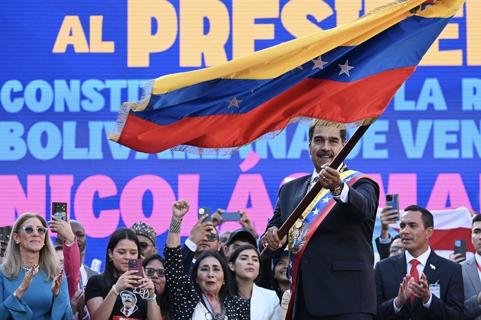 Nicolás Maduro, después de pronunciar un discurso frente al palacio presidencial de Miraflores, el 10 de enero, en Caracas . · Foto: Federico Parra, AFP