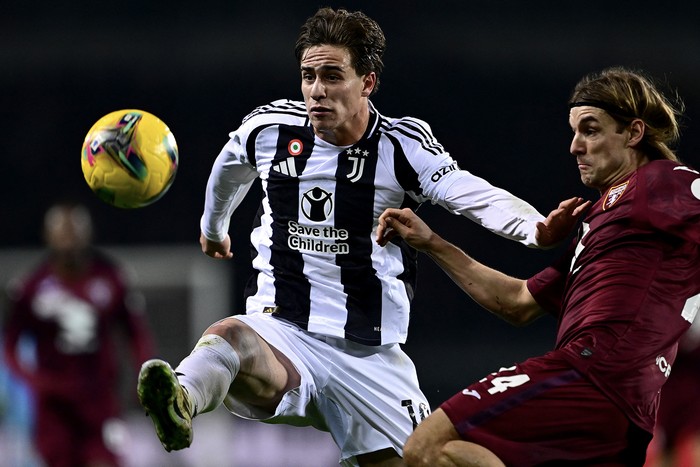 Kenan Yildiz, de la Juventus, y Borna Sosa, de Torino, durante el partido de la Serie A italiana, el 11 enero, en el estadio Olímpico Grande Torino en Turín. Foto: Marco Bertorello, AFP.