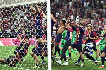 Los jugadores de Barcelona celebran tras ganar la final de la Supercopa de España ante Real Madrid, este domingo, en la Ciudad Deportiva Rey Abdullah, en Yeddah. · Foto: Fadel Senna, AFP