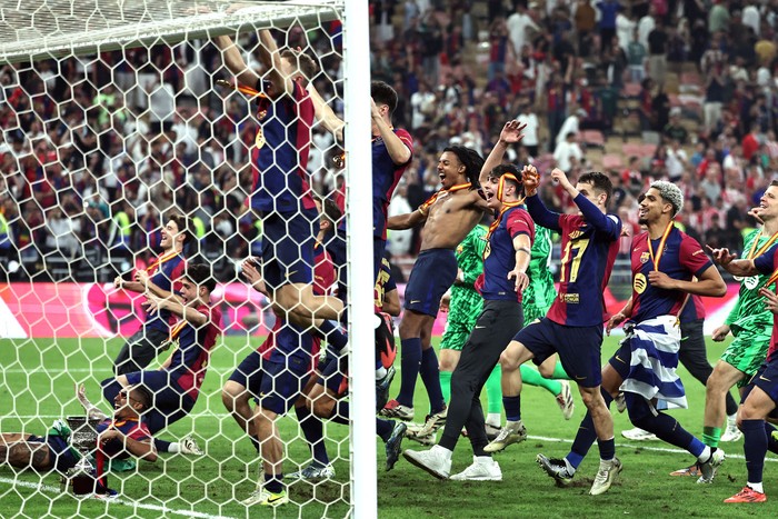 Los jugadores del Barcelona celebran con el trofeo tras ganar la final de la Supercopa de España ante el Real Madrid, este domingo, en la Ciudad Deportiva Rey Abdullah en Yeddah. · Foto: Fadel Senna, AFP