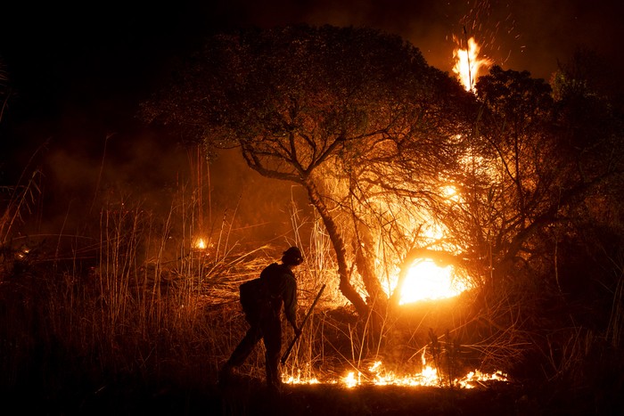 Un bombero al noroeste de Los Ángeles, California. · Foto: Etienne Laurent, AFP