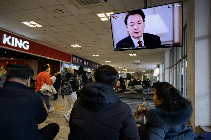 Yoon Suk Yeol, durante una transmisión en una estación de ómnibus, el 15 de enero, en Seúl. · Foto: Anthony Wallace, AFP