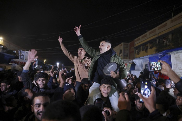 Palestinos en una calle de Khan Yunis, en el sur de la Franja de Gaza. · Foto: Bashar Taleb, AFP