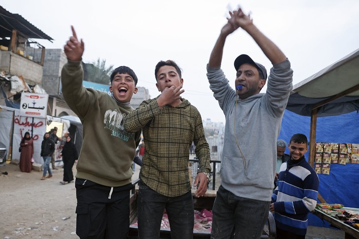 Calle de Khan Yunis, en el sur de la Franja de Gaza, el 15 de enero, tras el anuncio de del acuerdo de alto el fuego y la liberación de rehenes entre Israel y Hamás. Foto: Bashar Taleb, AFP.