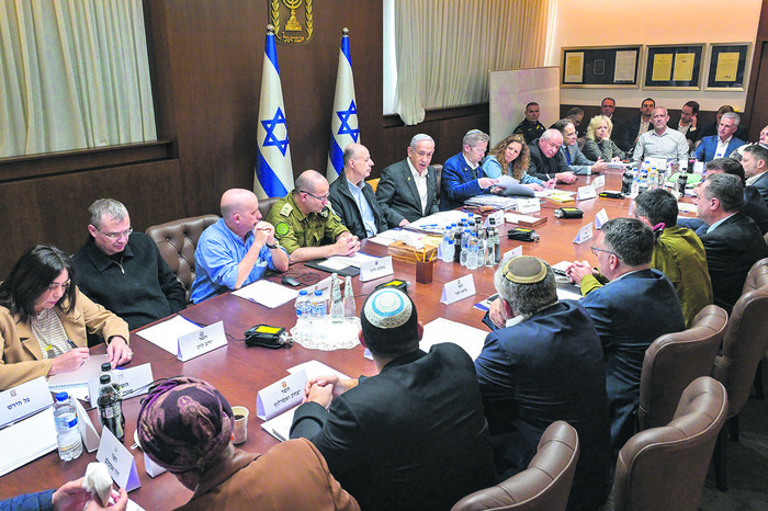 El Primer Ministro Benjamin Netanyahu encabezando una reunión del gabinete de seguridad para votar sobre un acuerdo de alto el fuego y liberación de rehenes en Gaza que debería entrar en vigor el 19 de enero. Foto: Koby Gideon, GPO, AFP