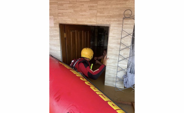 Trabajos de rescate en el balneario Camboriú, Santa Catarina, Brasil. Foto: Departamento d eBomberos de Santa Catarina, AFP