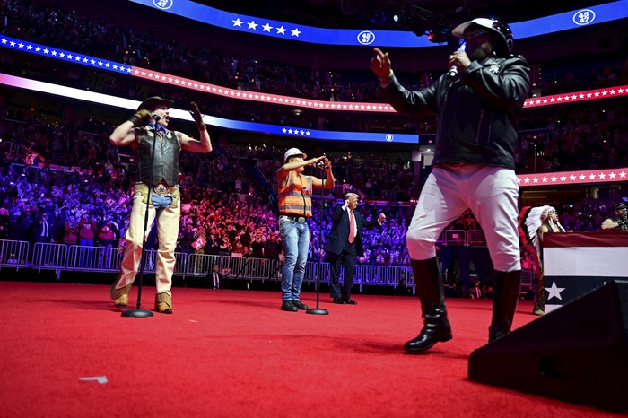 El presidente electo de Estados Unidos, Donald Trump, durante la actuación de  Village People en un acto de celebración en el Capital One Arena en Washington, el 19 de enero. · Foto: Jim Waston, AFP